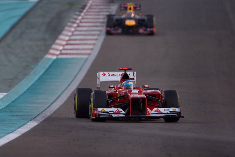 Abu Dhabi 2012, nella gara del &#39;leave me alone&#39; del vincitore Raikkonen, Alonso è 2°, ma non capitalizza la partenza da fondo schieramento di Vettel (benzina insufficiente in qualifica) che è 3° e limita i danni. A due gare dalla fine Alonso è a -10 da lui. Afp